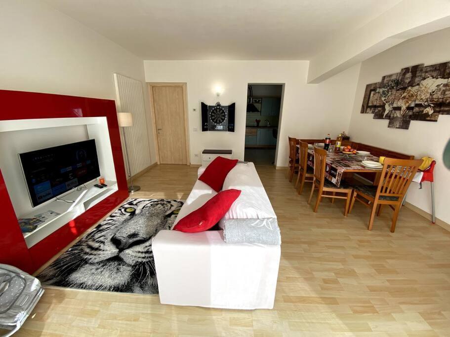 Casa Vacanza Veronica Con Giardino Verbania Bagian luar foto