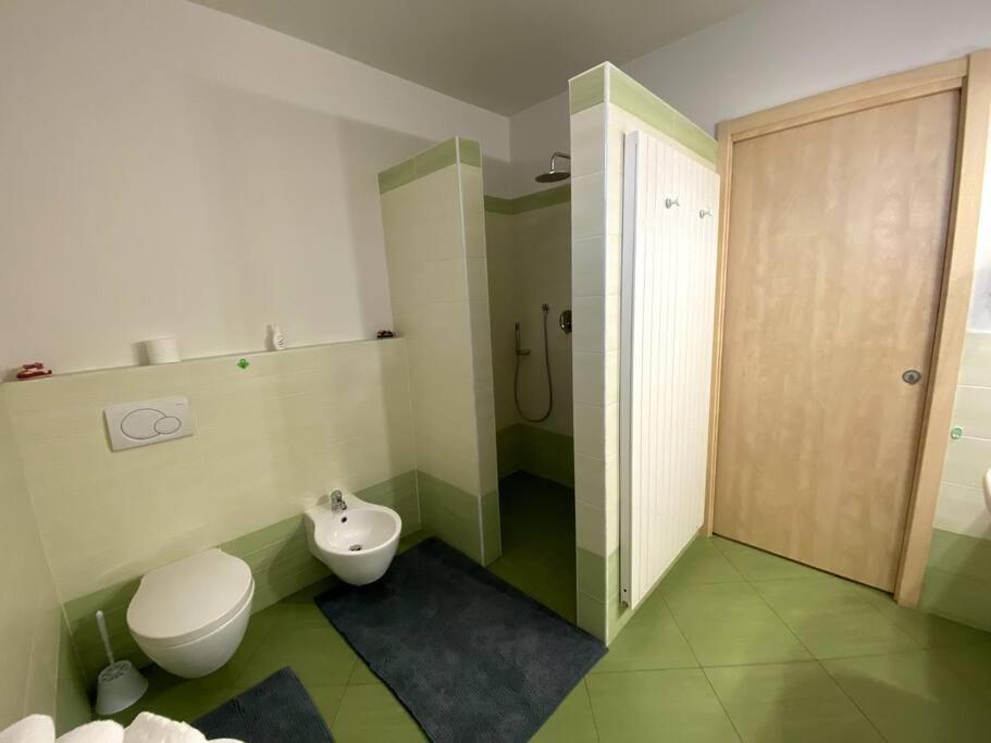 Casa Vacanza Veronica Con Giardino Verbania Bagian luar foto