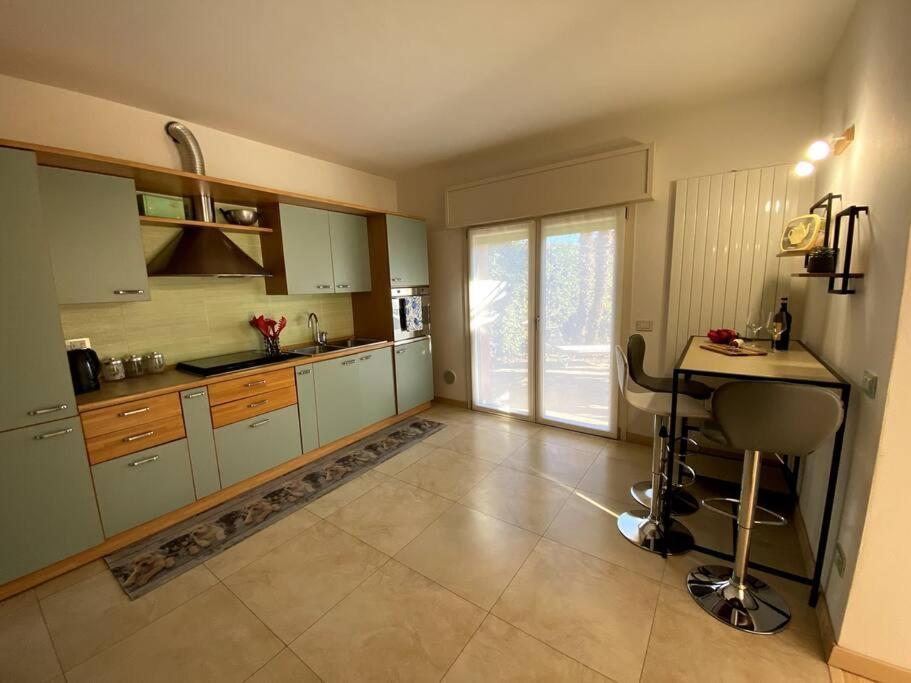 Casa Vacanza Veronica Con Giardino Verbania Bagian luar foto