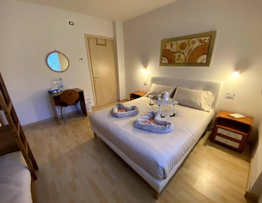 Casa Vacanza Veronica Con Giardino Verbania Bagian luar foto