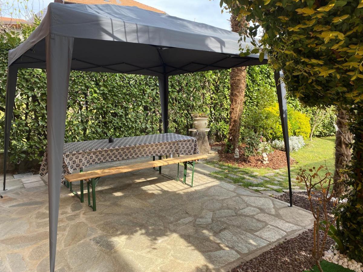 Casa Vacanza Veronica Con Giardino Verbania Bagian luar foto